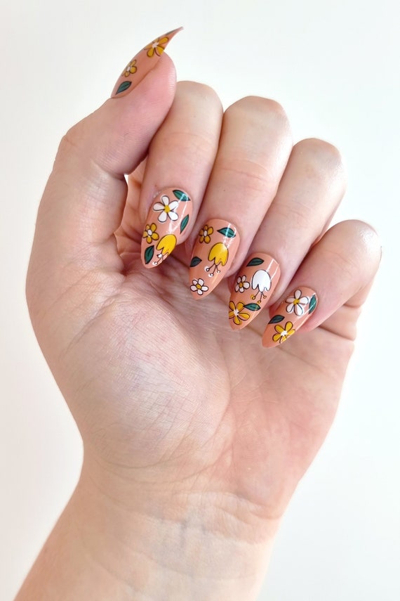 10 Gold Nail Art Designs For Ringing In The New Year—'Cus Bye 2020 