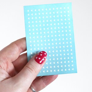 Weiße Herzen Wasserschiebefolie Nagel Aufkleber | Niedliche Nagelsticker | Einfach anzuwendende Nagelabziehbilder zum Valentinstag | Geschenk | Schönheit | Selbstfürsorge Bild 3
