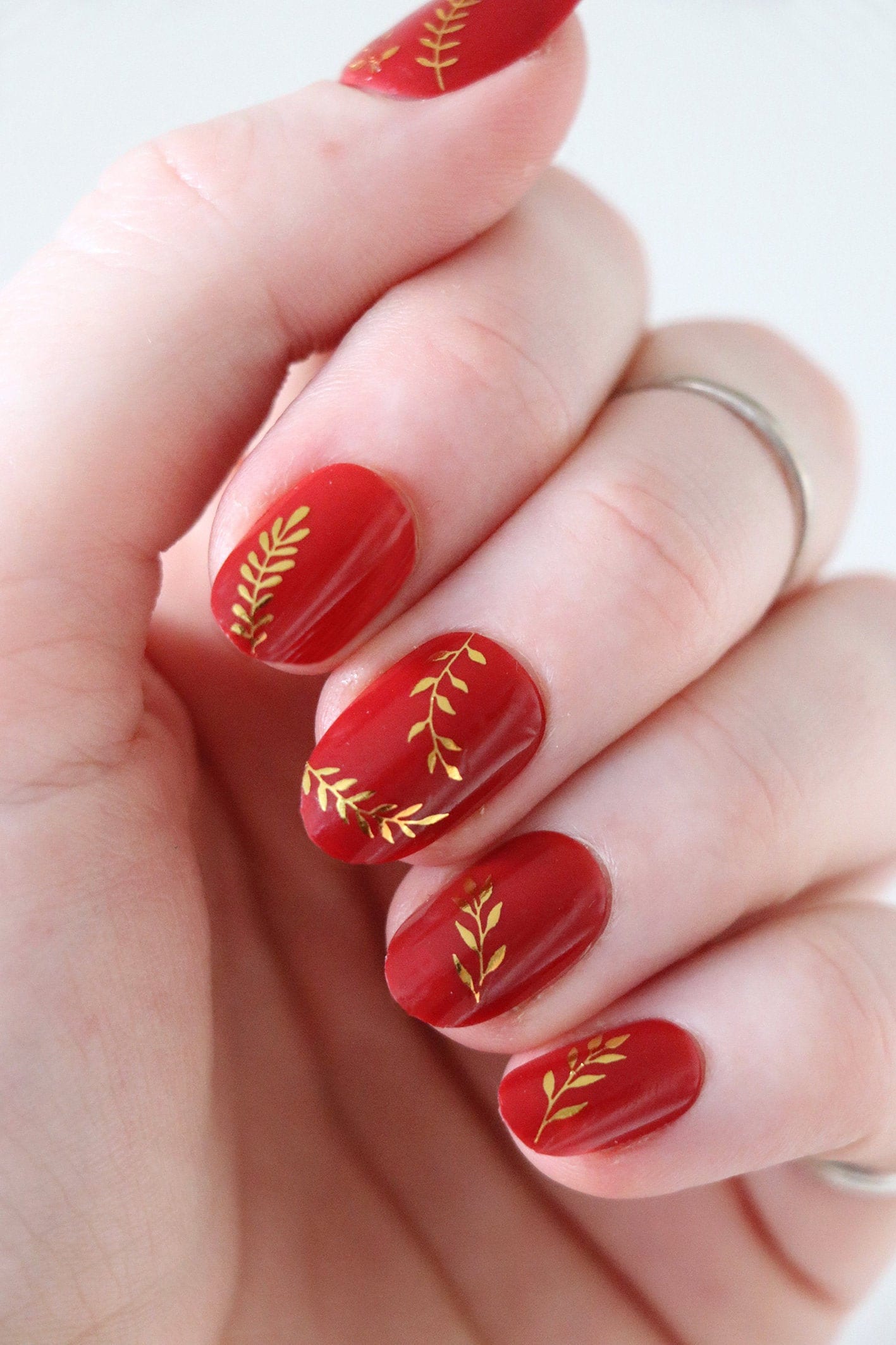 Gold 2024 leaf nails
