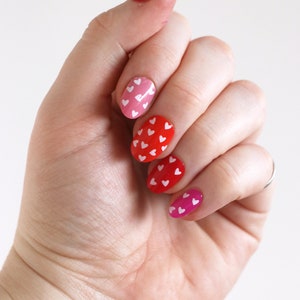 Weiße Herzen Wasserschiebefolie Nagel Aufkleber | Niedliche Nagelsticker | Einfach anzuwendende Nagelabziehbilder zum Valentinstag | Geschenk | Schönheit | Selbstfürsorge Bild 2