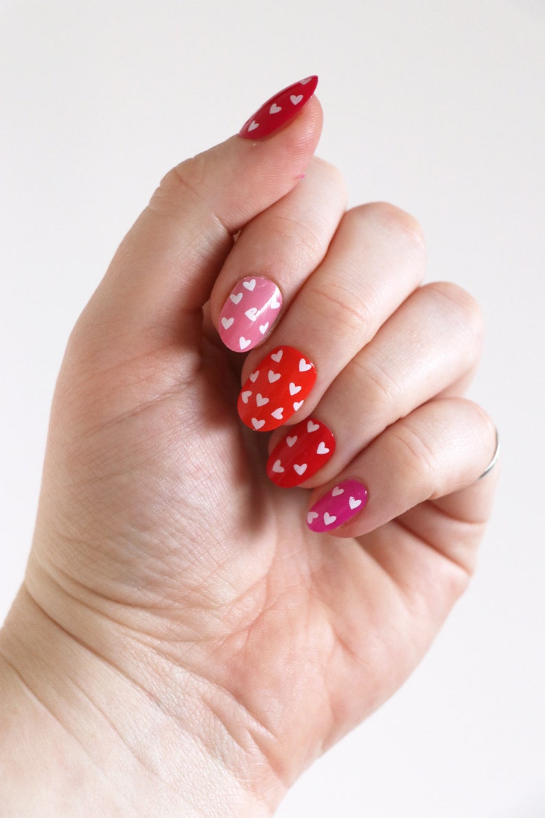 Weiße Herzen Wasserschiebefolie Nagel Aufkleber | Niedliche Nagelsticker | Einfach anzuwendende Nagelabziehbilder zum Valentinstag | Geschenk | Schönheit | Selbstfürsorge Bild 2