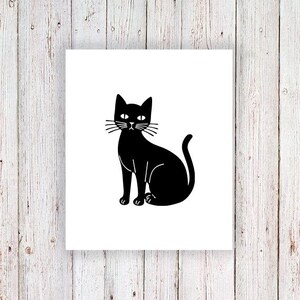 Puede incluir: Ilustraci&oacute;n de un gato negro sobre fondo blanco. El gato est&aacute; sentado con la cola curvada. La obra de arte es un dise&ntilde;o simple y minimalista, perfecto para los amantes de los gatos. El fondo es de tablones de madera.