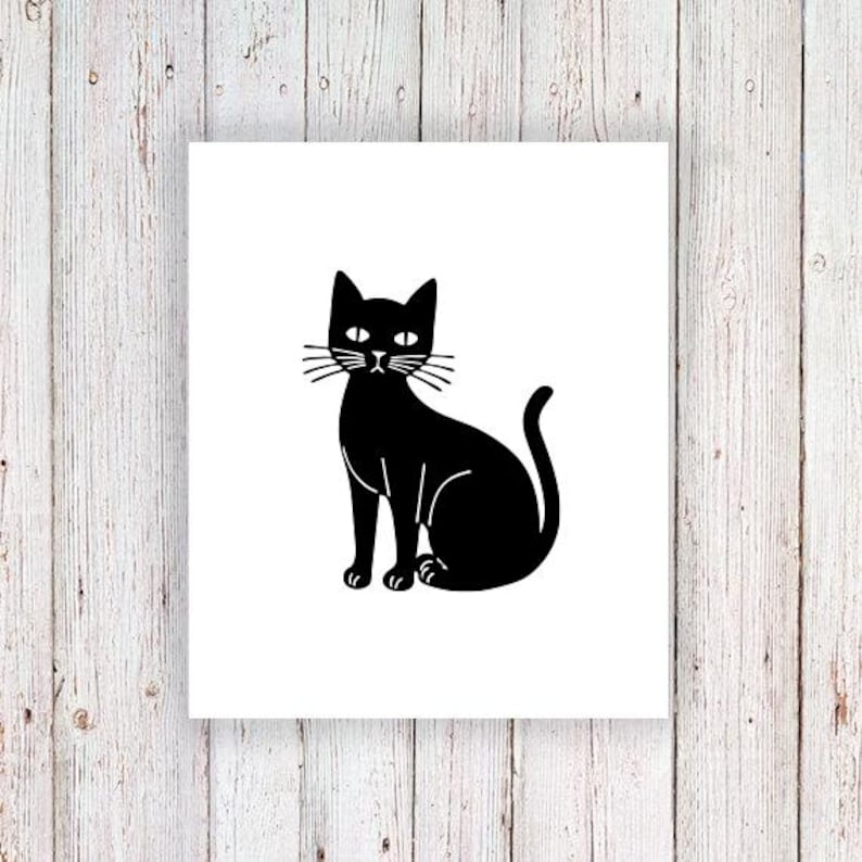 Puede incluir: Ilustraci&oacute;n de un gato negro sobre fondo blanco. El gato est&aacute; sentado con la cola curvada. La obra de arte es un dise&ntilde;o simple y minimalista, perfecto para los amantes de los gatos. El fondo es de tablones de madera.
