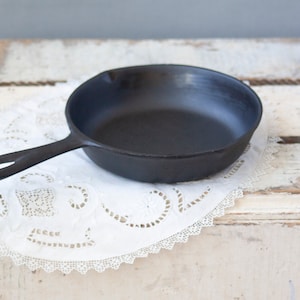 Birmingham Stove and Range Co. Red Mountain series #3, 6-5/8 cast iron skillet pan in excellent condition.