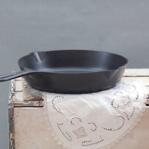 Cast iron #8, 10-1/2&quot; skillet in excellent condition with tear drop handle.