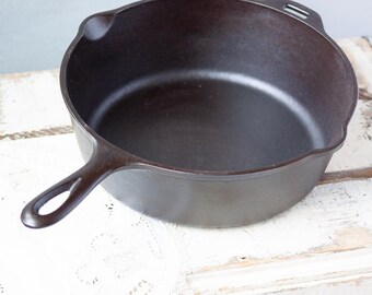 Lodge #8 chicken cooker cast iron skillet pan with heat ring, manufactured in the 1960's-1980's in excellent condition.