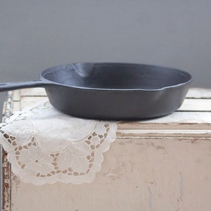 Lodge #7, 9-3/4&quot; single notch skillet in good condition, manufactured in the 1930&#39;s with raised #7 on the handle.