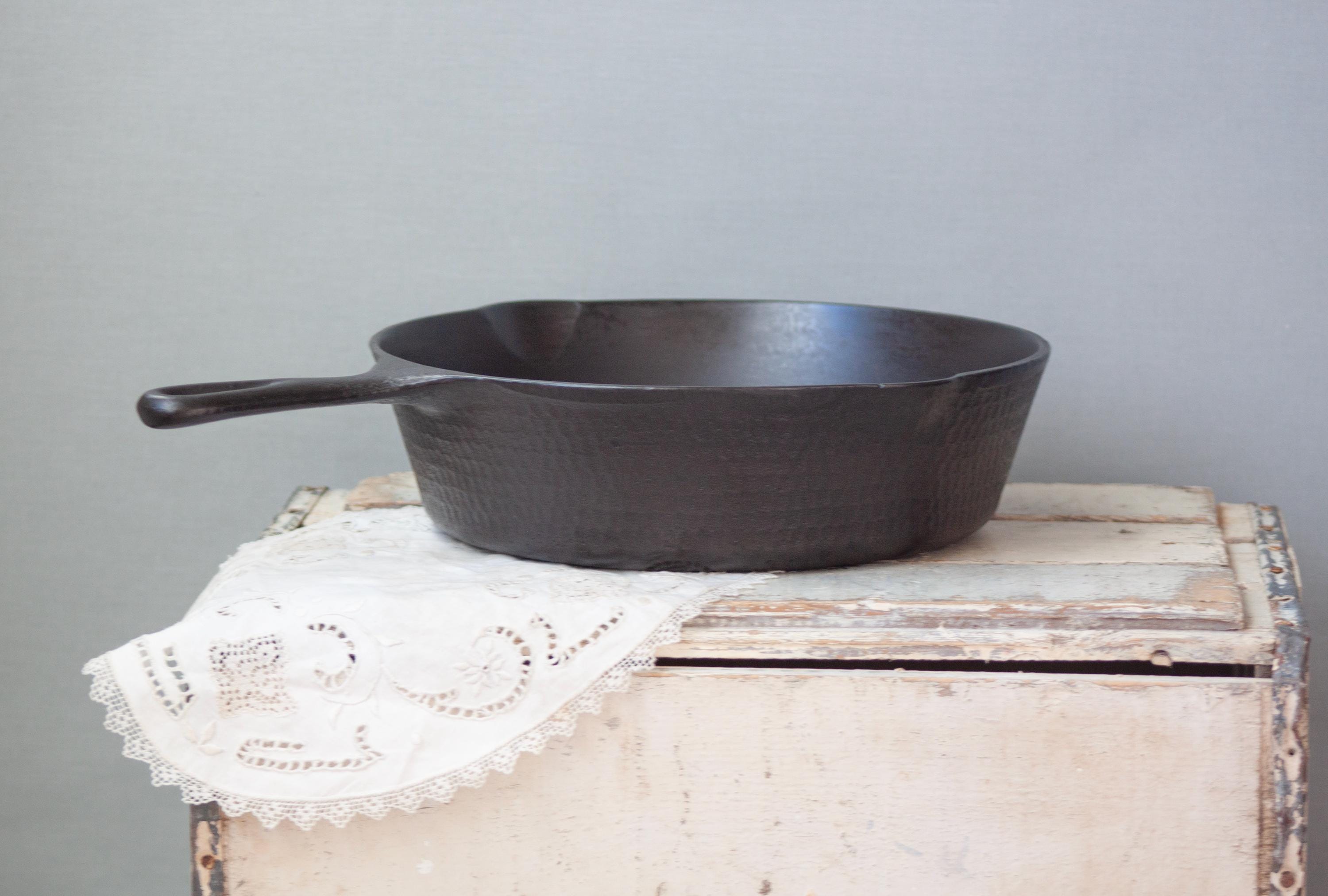 Unmarked Wagner Ware 10-1/2" Hammered Cast Iron Chicken Fryer Skillet ...
