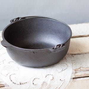 Cast iron 2 quart stew/serving pot manufactured by Birmingham stove and range company, in excellent condition.