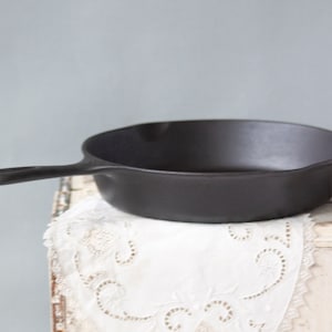 Unmarked #8 cast iron skillet pan manufactured in the 1960&#39;s by Wagner Ware in great condition.