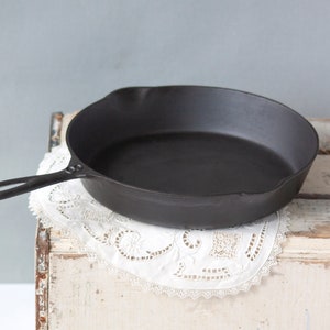 Lodge #8, antique no notch Lodge 10-1/2&quot; cast iron skillet in excellent condition; manufactured between 1900-1910