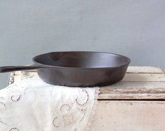 Unmarked Wagner Ware #6, 9" skillet cast iron skillet manufactured in the 1960's.