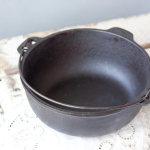 Birmingham Stove and Range 2 qt cast iron pot or kettle in great condition, manufactured in the 1970&#39;s-1980&#39;s.