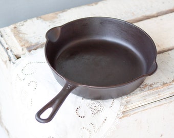 Cast iron #5, 8" Mi-pet, skillet pan manufactured by the Western Foundry Co. in the 1920's-1940's, Farmhouse Pan