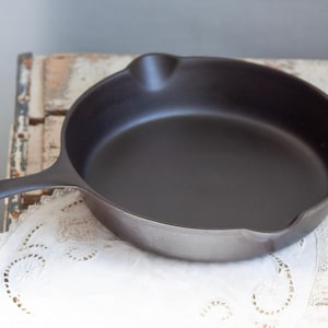 Lodge single notch #6, 9&quot; skillet in excellent condition; manufactured around 1920-30&#39;s