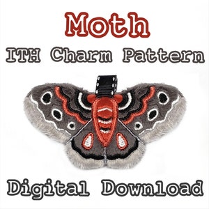 Könnte beinhalten: Ein digitales Download-Muster für einen gestickten Motten-Anhänger. Die Motte ist grau mit schwarzen und roten Akzenten. Der Text "Moth ITH Charm Pattern" befindet sich über der Motte und der Text "Digital Download" unter der Motte.