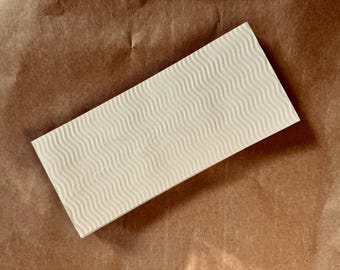 Paquete de 15 sobres blancos ondulados con diseños adorables | 23,8 cm de ancho x 10,5 cm de alto / CANTIDAD LIMITADA