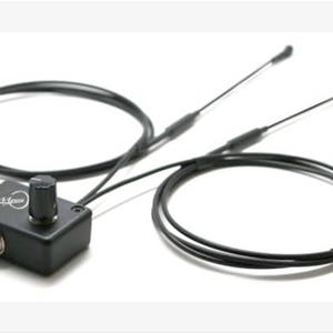 Könnte beinhalten: Ein schwarzer Alpha Acoustic System Tonabnehmer mit einem Lautstärkeregler und zwei Antennen. Der Tonabnehmer ist für akustische Gitarren konzipiert.