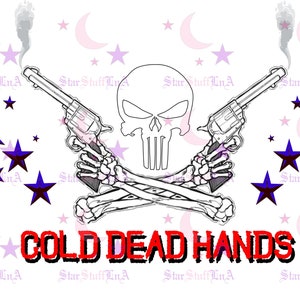 Könnte beinhalten: Schwarz-weiß-Illustration eines Schädels mit zwei gekreuzten Knochen und zwei Pistolen. Der Text "COLD DEAD HANDS" ist in Rot unter dem Schädel geschrieben.