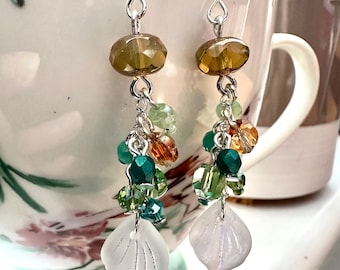 Boucles d'oreilles faites à la main en verre argenté avec perles : lustre botanique