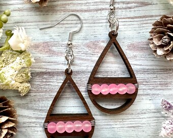Boucles d'oreilles en bois en forme de larme : perles de verre dépoli rose layette, crochets en argent hypoallergéniques
