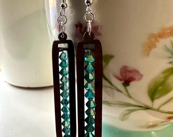 Boucles d'oreilles en bois de noyer : perles de verre cristal turquoise, crochets hypoallergéniques