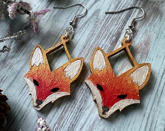 Boucles d'oreilles renard en bois peintes à la main : bijoux pendants découpés au laser