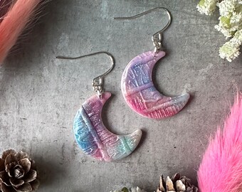 Boucles d'oreilles en croissant de lune faites main : pendants galactiques en pâte polymère