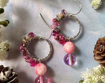 Boucles d'oreilles en fil d'argent et perles de cristal roses faites main