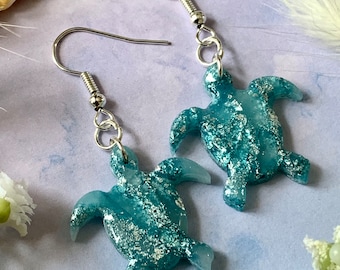 Boucles d'oreilles scintillantes tortue de mer : boucles d'oreilles faites main en pâte polymère