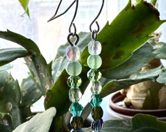 Boucles d'oreilles en cristal vert faites main : pendantes en argent scintillant