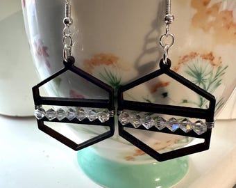 Boucles d'oreilles hexagonales en bois faites main : crochets en argent enveloppés de fil de verre cristal
