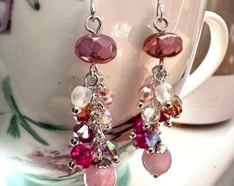 Boucles d'oreilles lustre en perles de verre roses argentées faites main