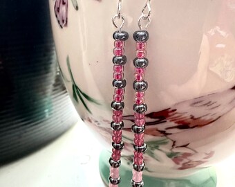 Boucles d'oreilles faites main en perles de verre roses et noires - Pendentifs longs