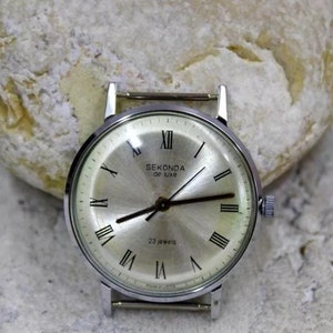 Sekonda de Luxe Mechanical Wristwatch: Vintage USSR Mens Watch