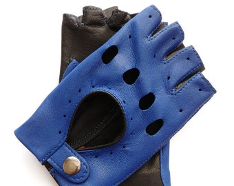 Pode incluir: Luvas de condução de couro azul com furos para os dedos e punho de couro preto. As luvas têm um fecho de pressão no pulso.