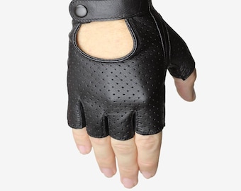 Puede incluir: Guantes sin dedos de cuero negro con un diseño perforado y un cierre de presión.