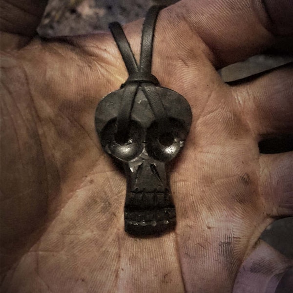 Un pendentif crâne forgé à la main. Livré avec un fil en cuir d'élan de haute qualité.