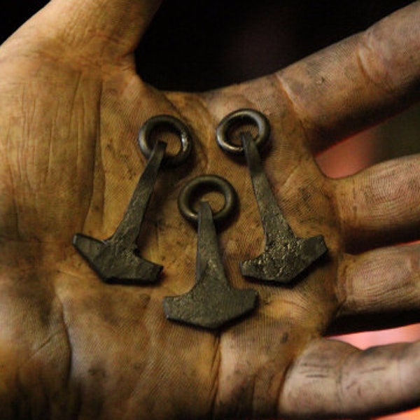 Un pendentif Mjölnir forgé à la main avec un marteau de Thors. Livré avec un fil de cuir d'élan de haute qualité et le prix comprend les frais de port.