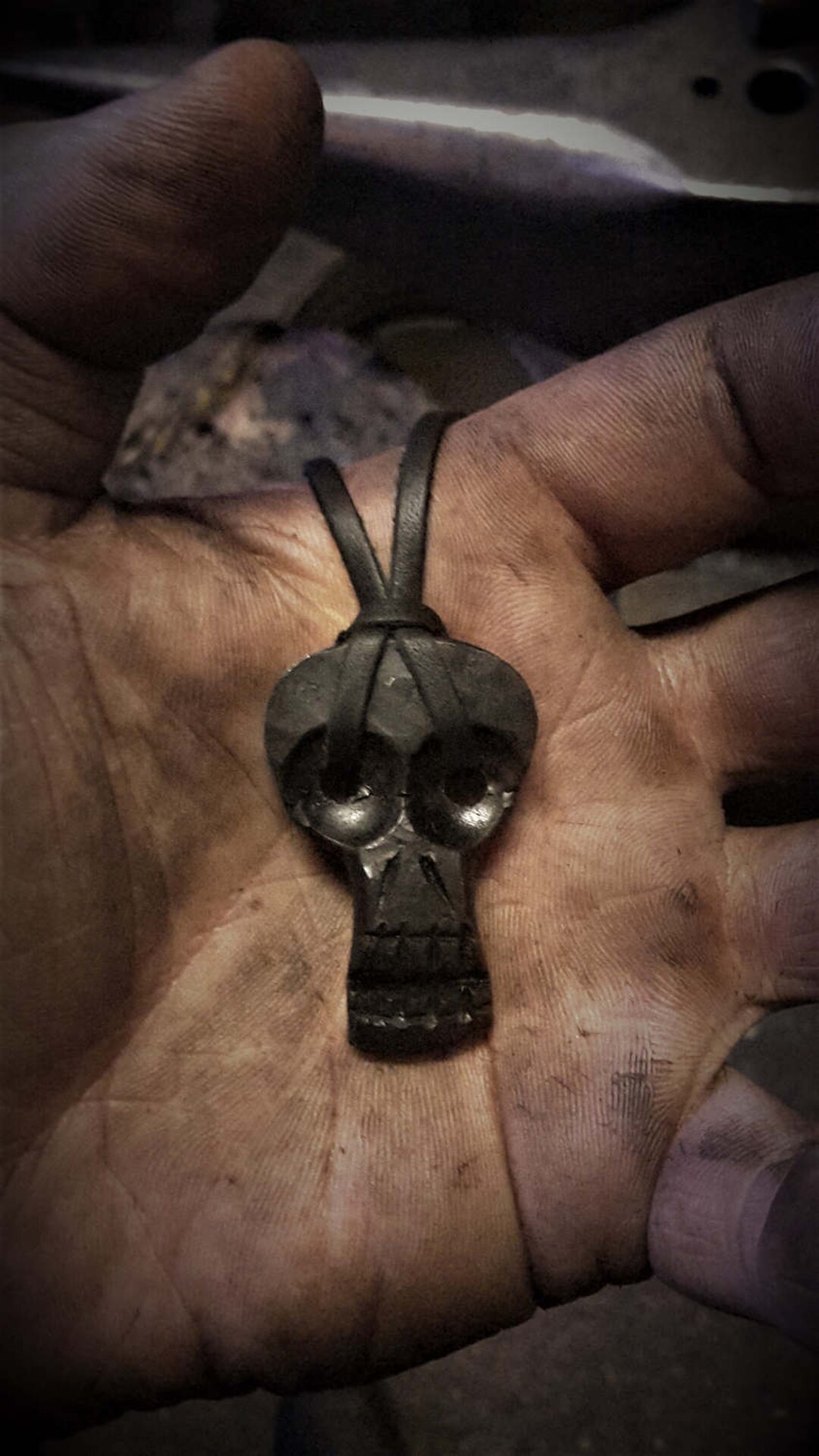 Ein handgeschmiedeter Skull Anhänger. Wird mit einem hochwertigen