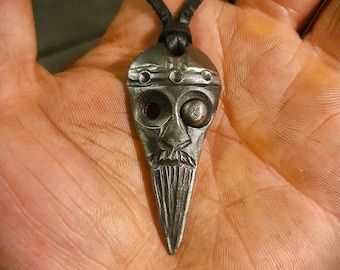 Pendentif père de famille Odin. Pièce forgée à la main qui est enfilée avec un fil de cuir d'élan de haute qualité.