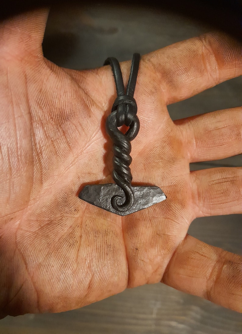 A hand forged Yggdrassil Mjölnir. Comes supplied with a high quality elk leather thread and the price includes postage fees. zdjęcie 1