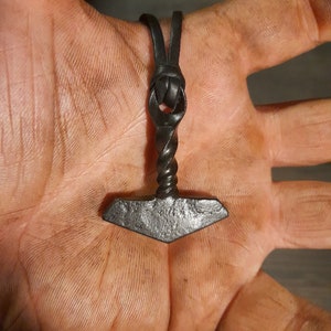 Ciondolo a forma di martello di Thor forgiato a mano con manico ritorto: simbolo di protezione, forza e potere divino