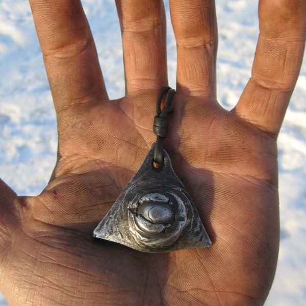 Pendentif « All seeing eye » forgé à la main. Livré avec un cordon en cuir de wapiti de haute qualité.