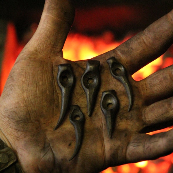 Un pendentif en dents de loup/ours forgé à la main. Livré avec un fil en cuir d'élan de haute qualité.