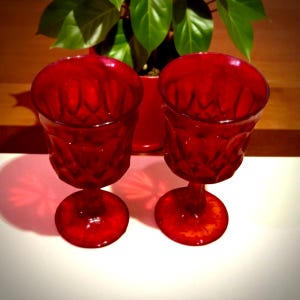 Juego de 2 copas vintage Nortake Perspective de 10 oz para vino tinto rubí. Disponibles en 2 juegos.