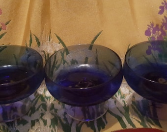 Drei Champagner Coupés Kobaltblau mit klaren Stiele, Kobaltblau Shebert Stielgläser, Dessertgläser Stielgläser, Champagner, Shebert Gläser