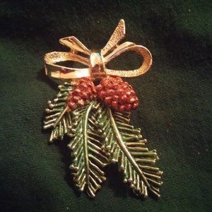 Lovely Vintage Gerrys Signed Enamel Pineand Pine Cones Christmas Holiday Brooch