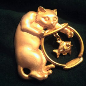 Adorable Vintage JJ Jonette Jewelry Gold Tone Cat Brooch Pin, Cat Paw in Fish Bowl, Cat Animal Brooch, Lapel, Pin Cat  Lover Free Shipping