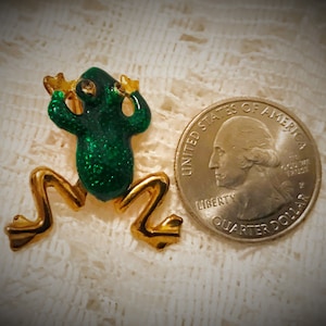 Adorable Green Enamel Frog Brooch  Gold Tone Setting Dangling Legs, Frog Brooches Pins Free Shipping